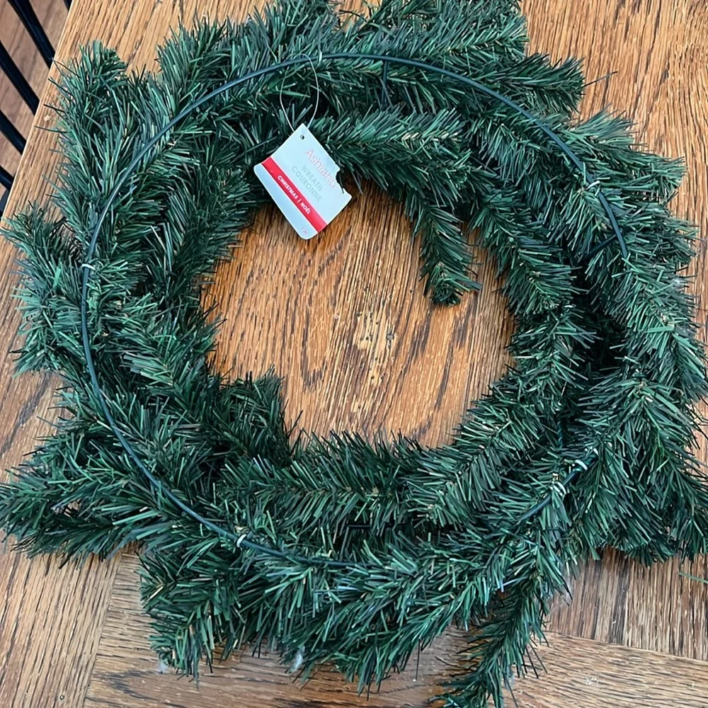 NWT CHRISTMAS WREATH 16in AROUND